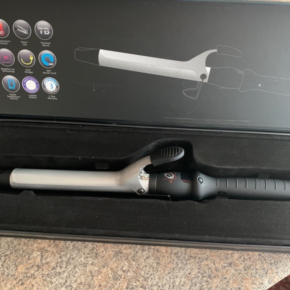 Other - New Evolution Clip Curl 26mm Curling Iron